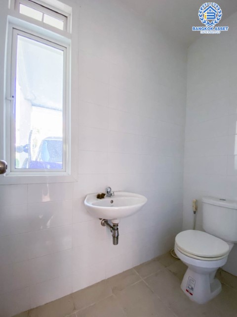 *****บ้านเดี่ยวมือสองย่านนนทบุรี ม.บางกอกบูเลอวาร์ด รามอินทรา3 บนเนื้อที่ 60.2 ตร.ว. ฟังก์ชัน 4 ห้องนอน 4 ห้องน้ำ 2 ที่จอดรถ บ้านสวยสภาพพร้อมอยู่ แถมฟรีเครื่องปรับอากาศ 8 เครื่อง บนทำเลเชื่อมต่อทุกการเดินทาง ใกล้รถไฟฟ้าสายสีชมพู "รามอินทรา" และทางด่วน "รามอินทรา"